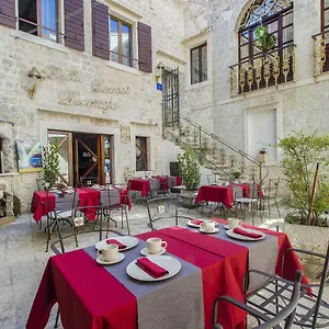 Palace Derossi 3*, Trogir Kroatien